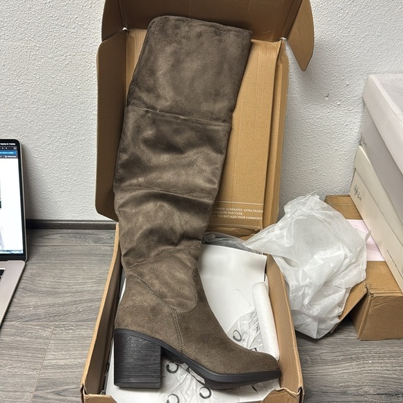 Journee Collection Women's Sana Block Heel Over The Knee Boots - Picture 4 of 6